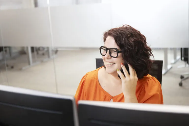 Collega aan het bellen