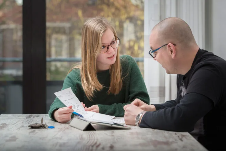 Medewerker in gesprek met een cliënt