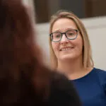 Medewerker in gesprek met cliënt