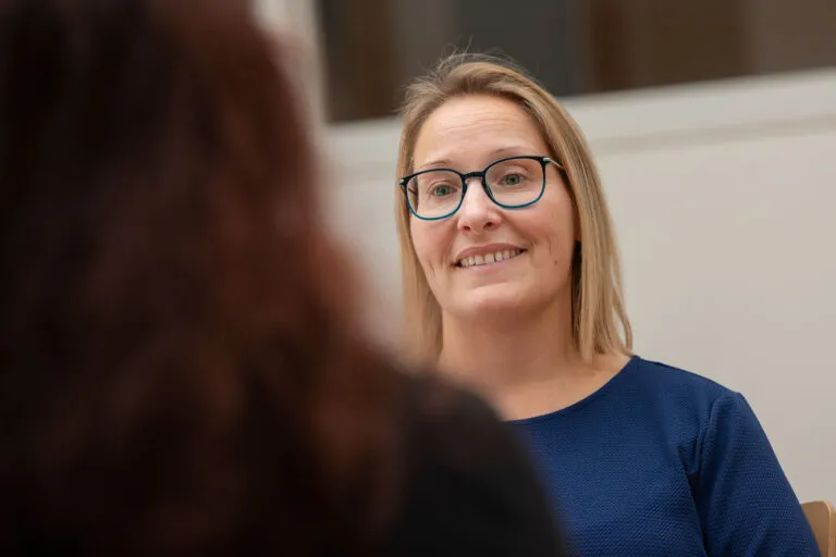 Medewerker in gesprek met cliënt